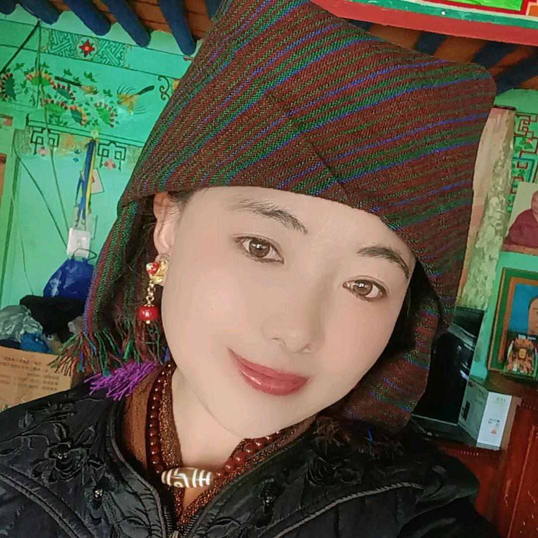 雪山下的姑娘。