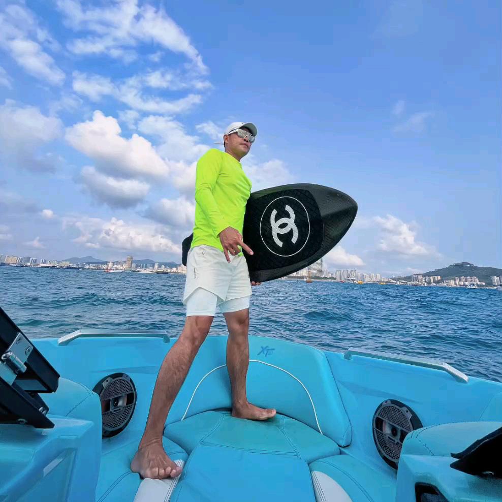 三亚海歌尾波冲浪