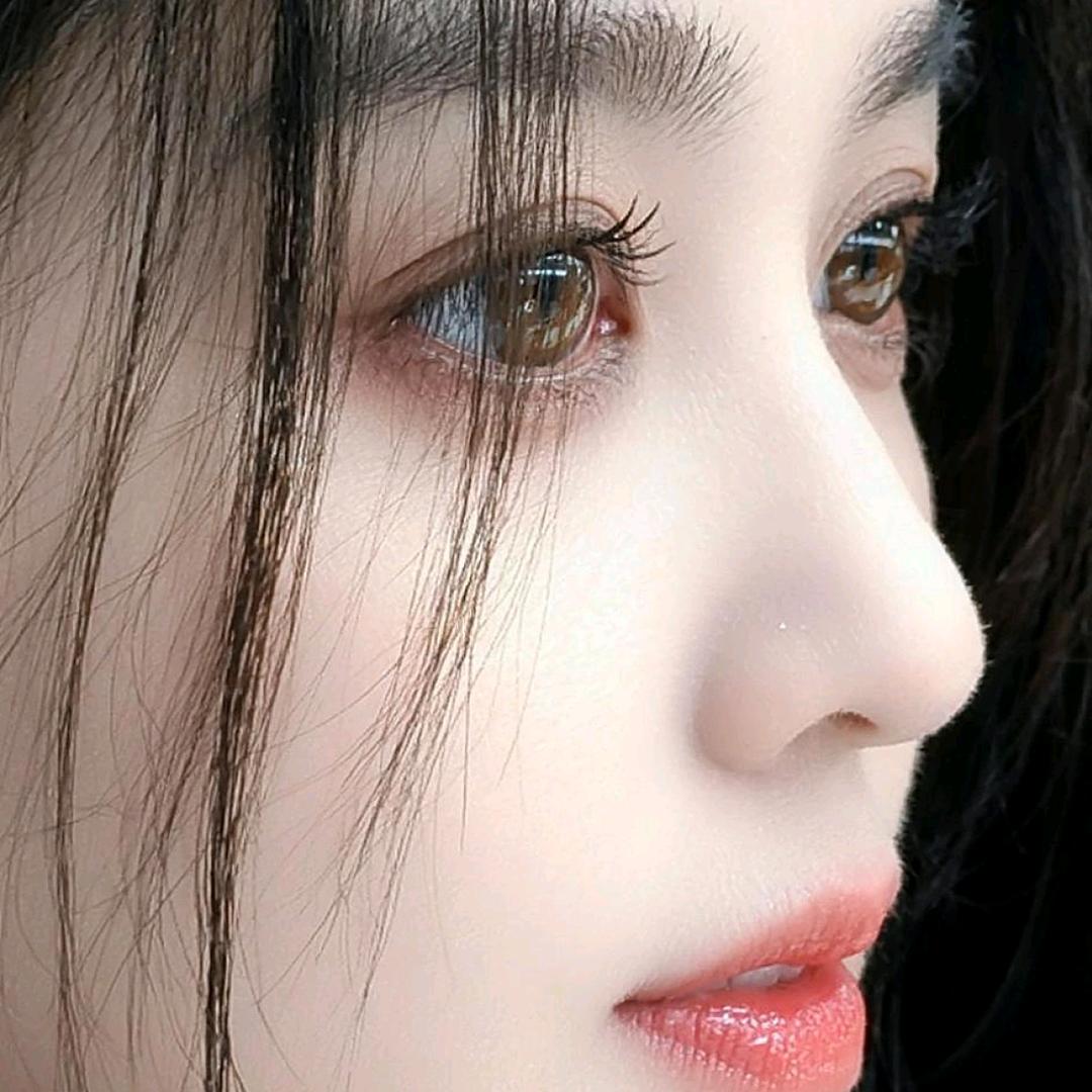 短发女孩