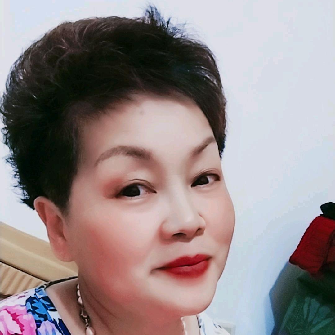 翠绿丛中一点红
