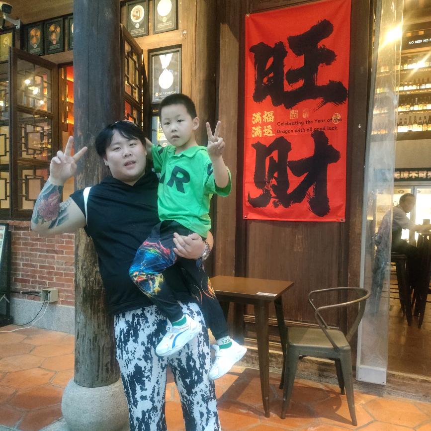 幸福花木，燕子飞翔。