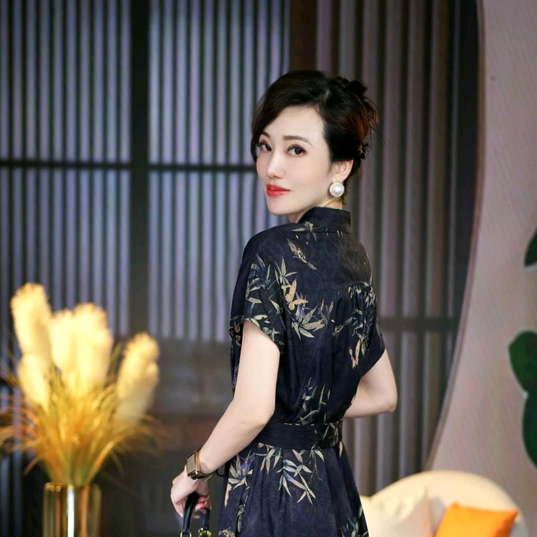 诗千逸服饰
