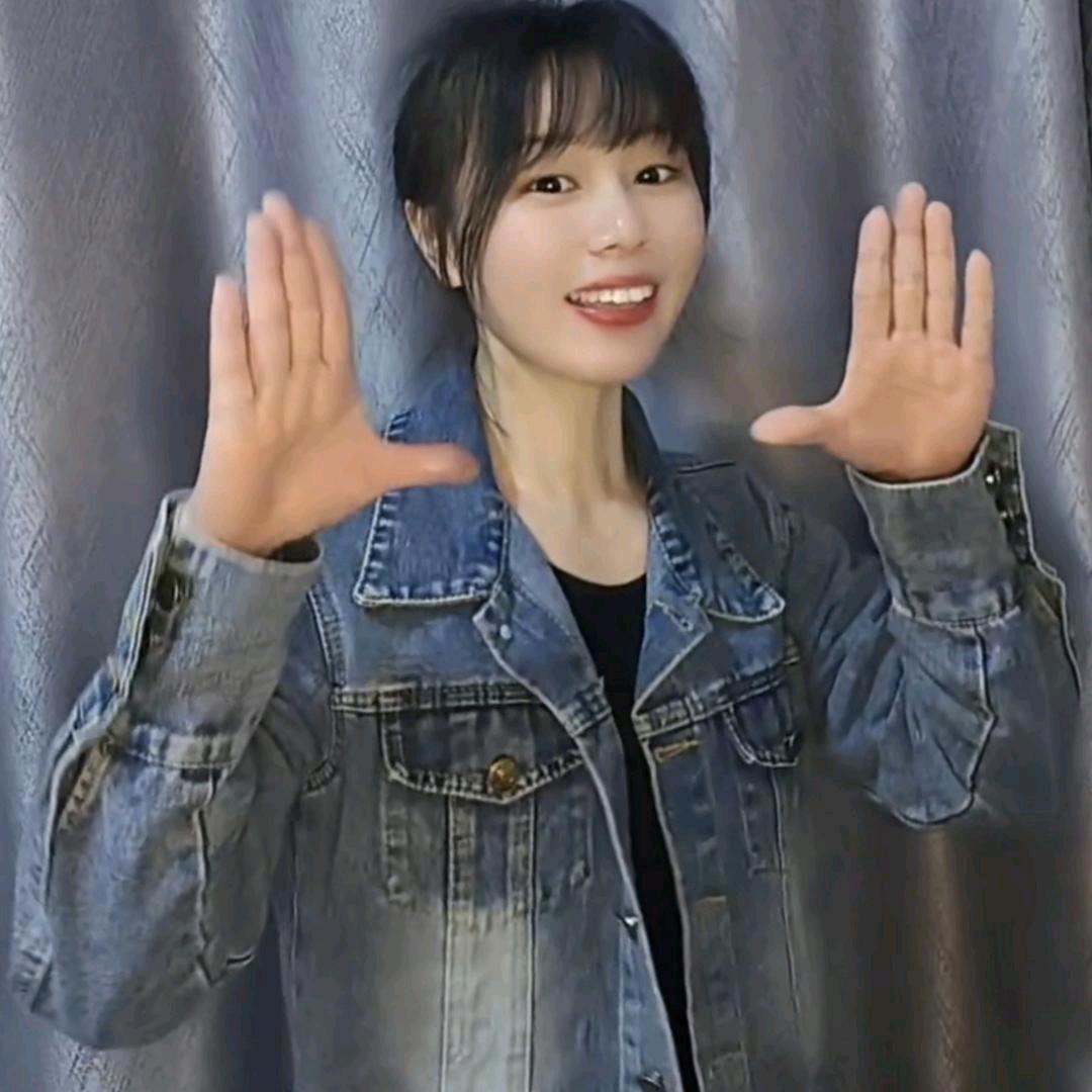 小姣手舞