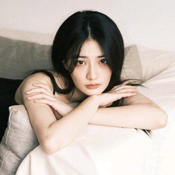 依彤