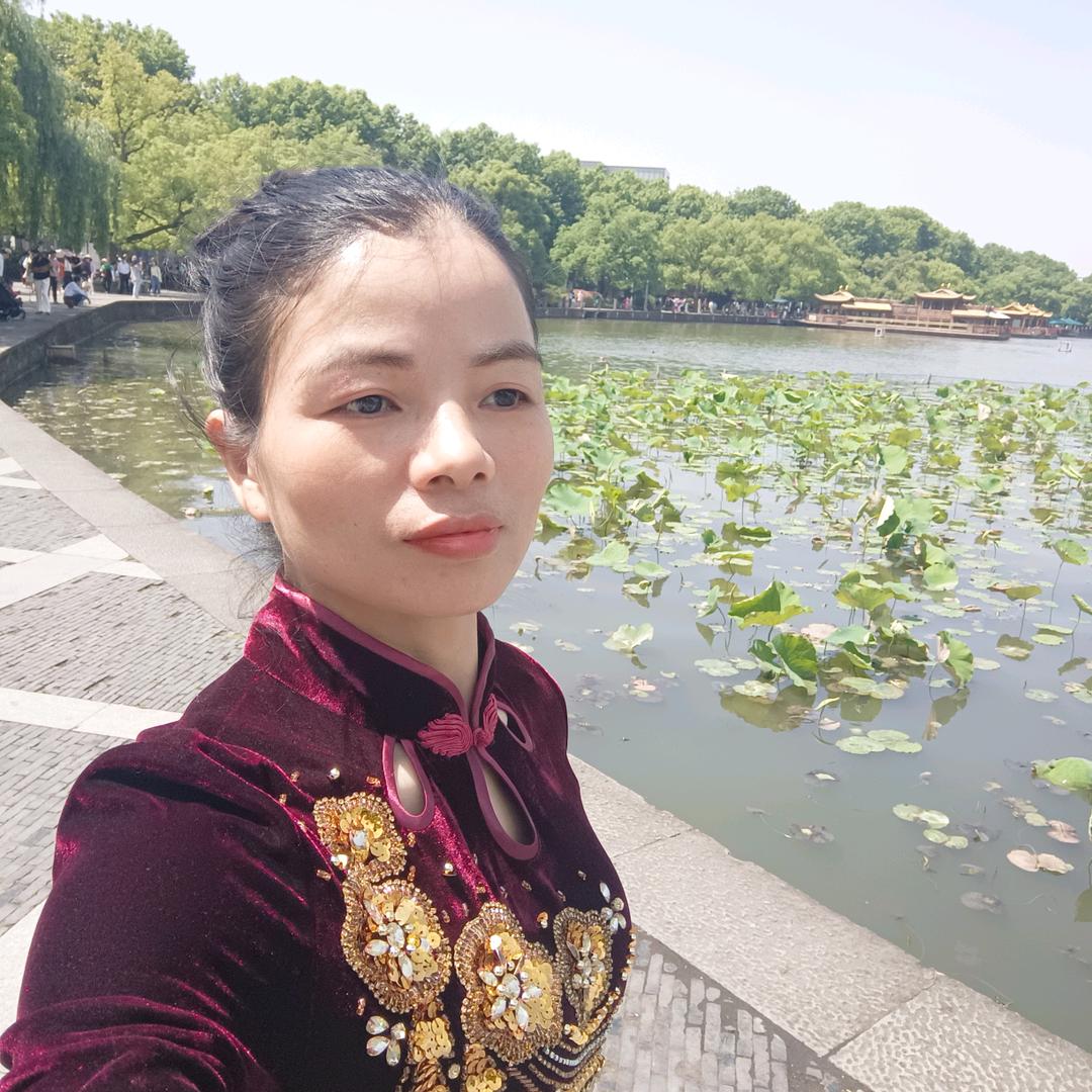 临安桂芳，秃顶，白头发