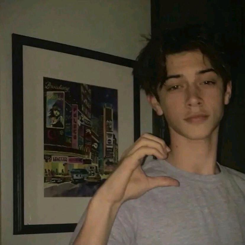 迈欧游泳教练张