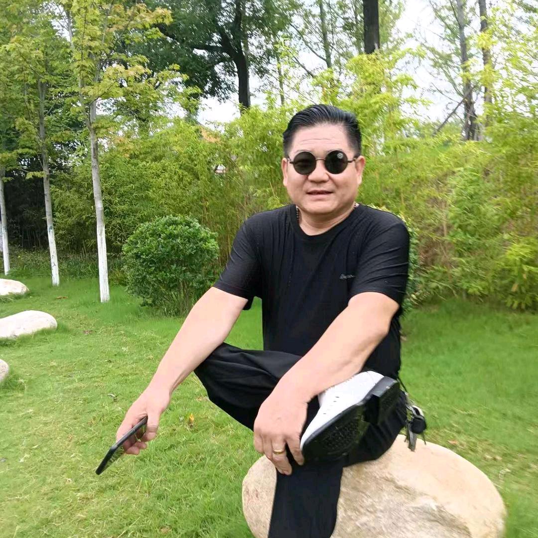 笑而不语，痛而不言