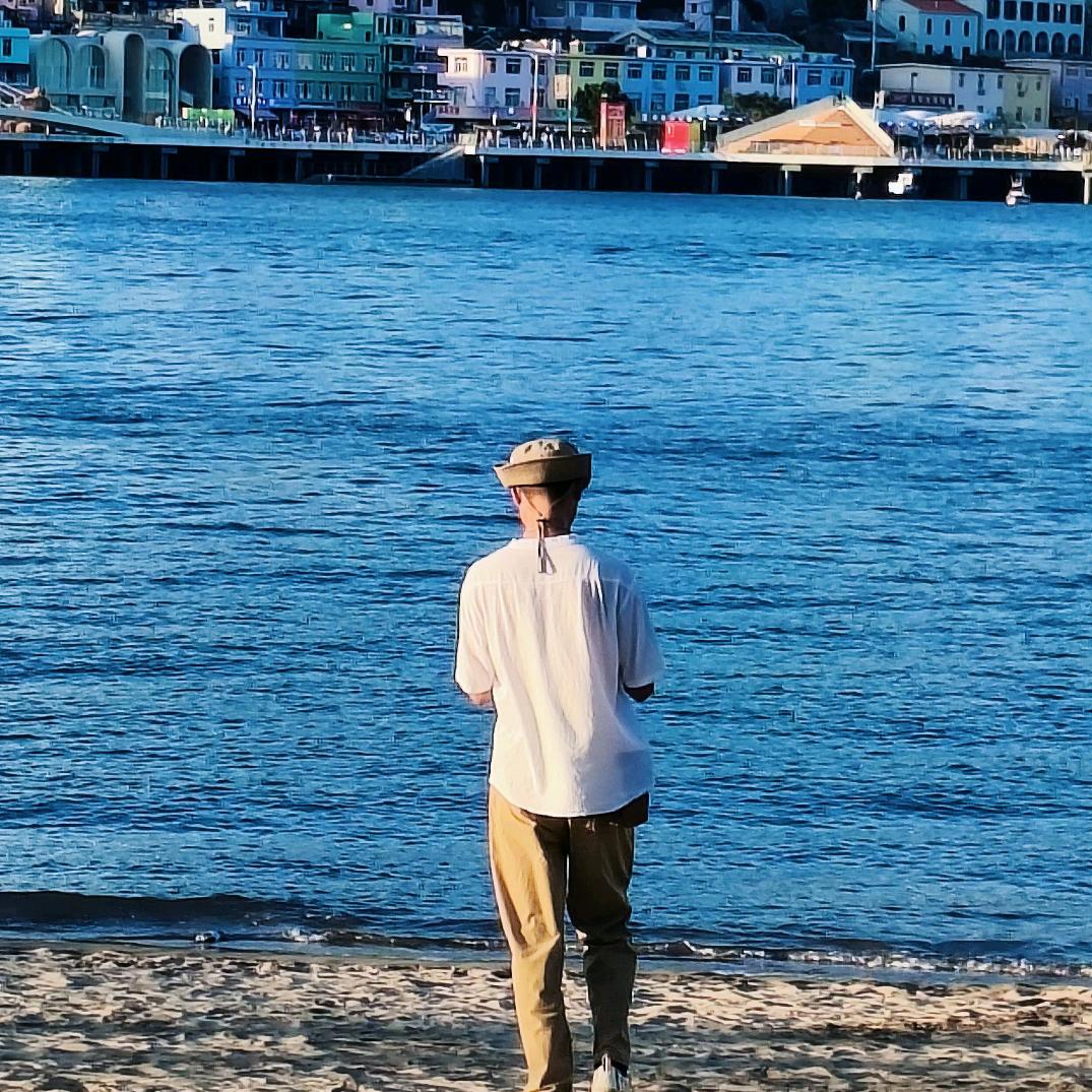 喝酒伤胃。抽烟伤肺。俞你同行。