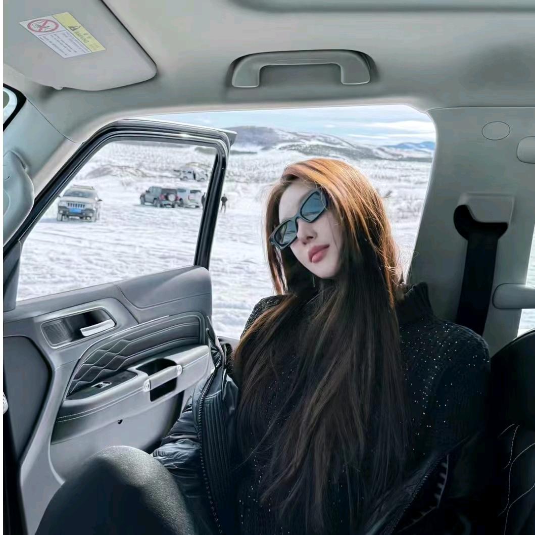 欣.