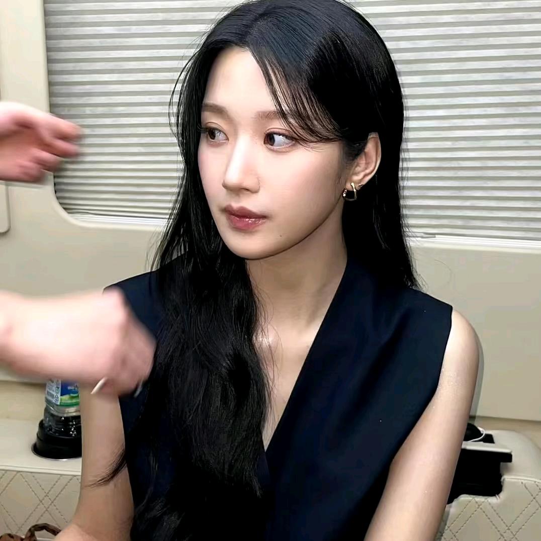 腼腆小美.