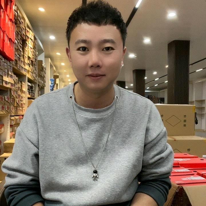 凤凰大街运动店