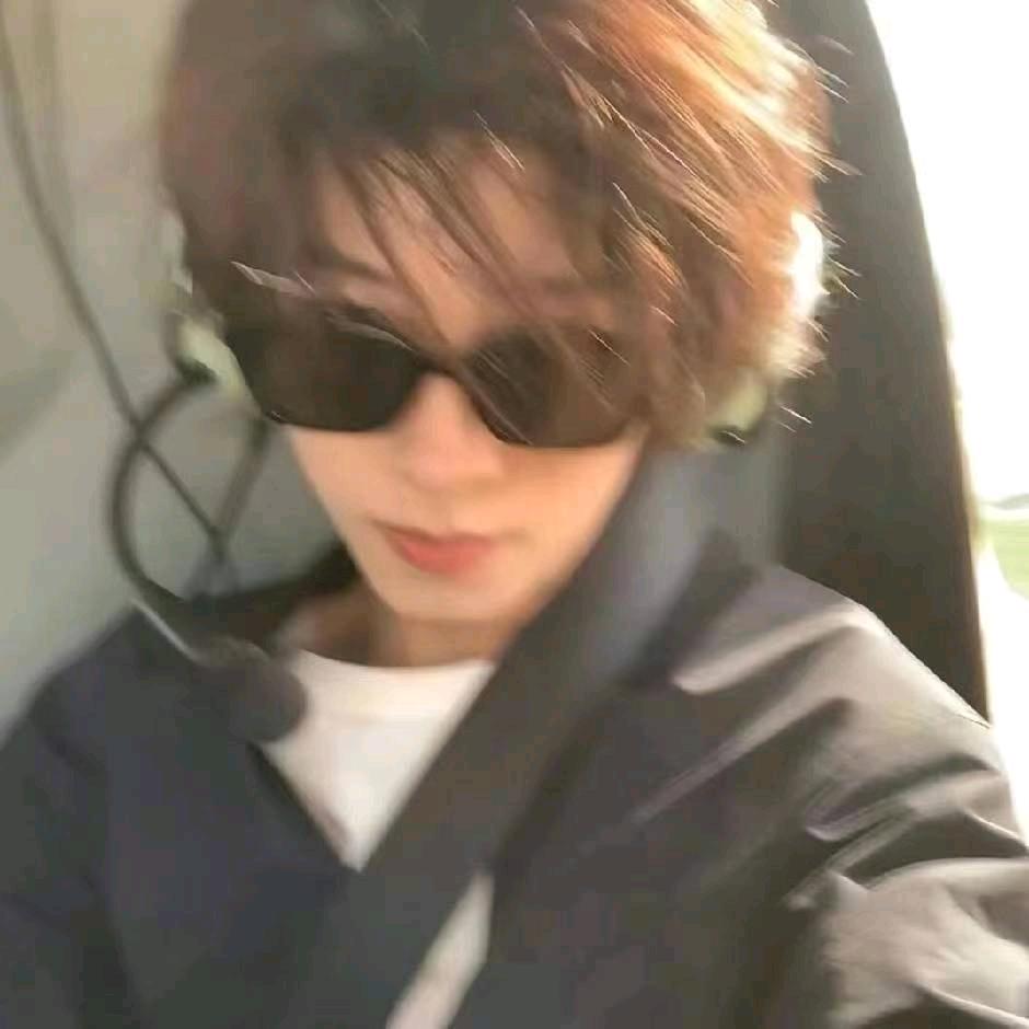 梁**