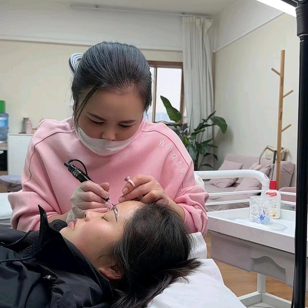 做眉毛的晓敏