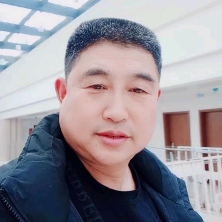 两个孙女的爷爷。