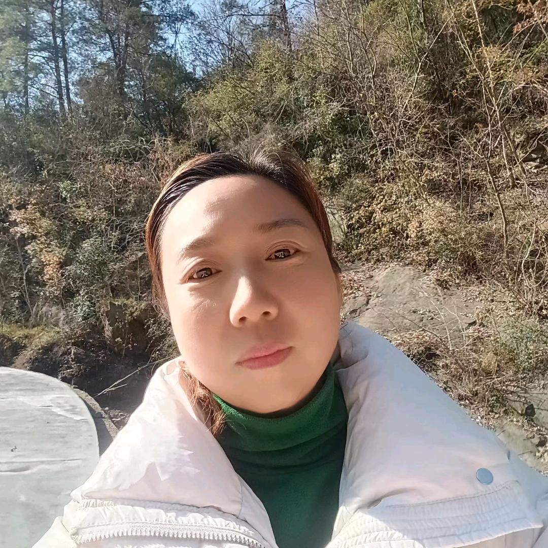 1976年11月的龙做一个快乐女的人