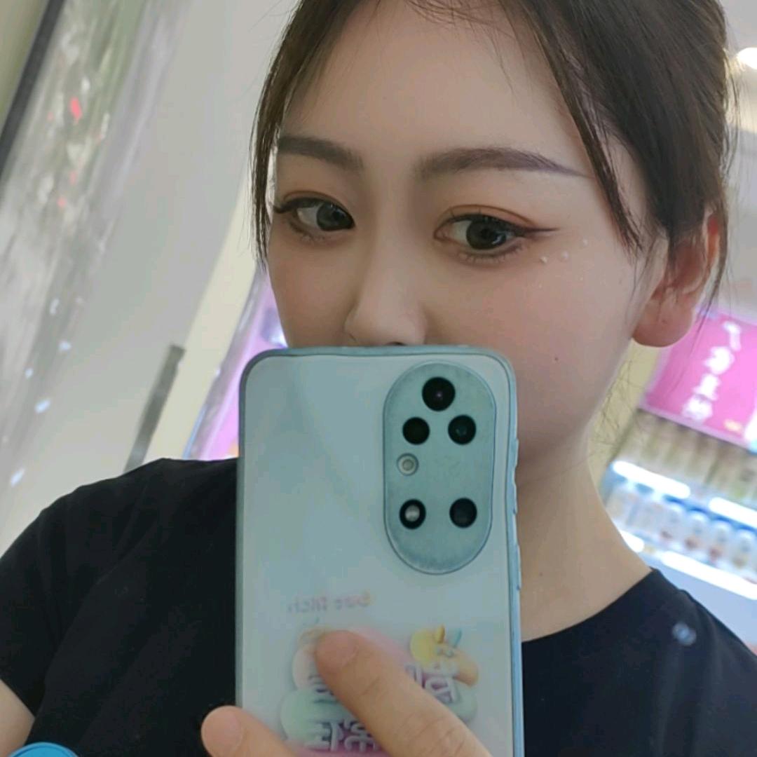 蓝天潮品1252跃进路店何娟