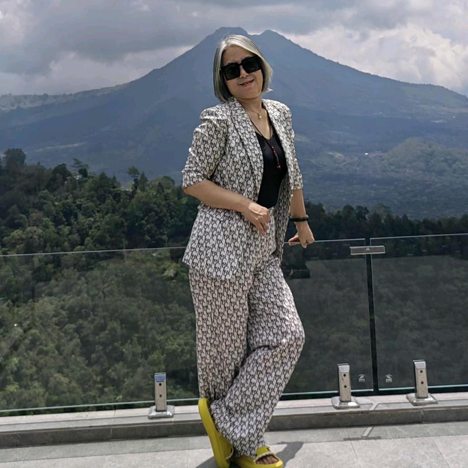 白发刘导爱跳舞