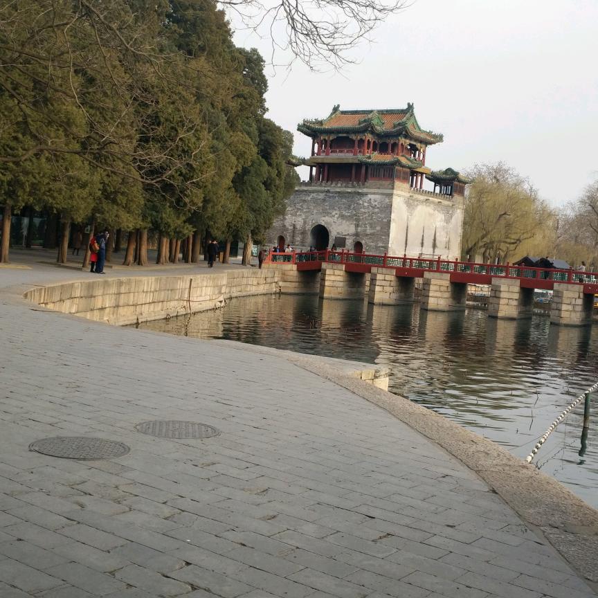 泸沽烟水里的过客