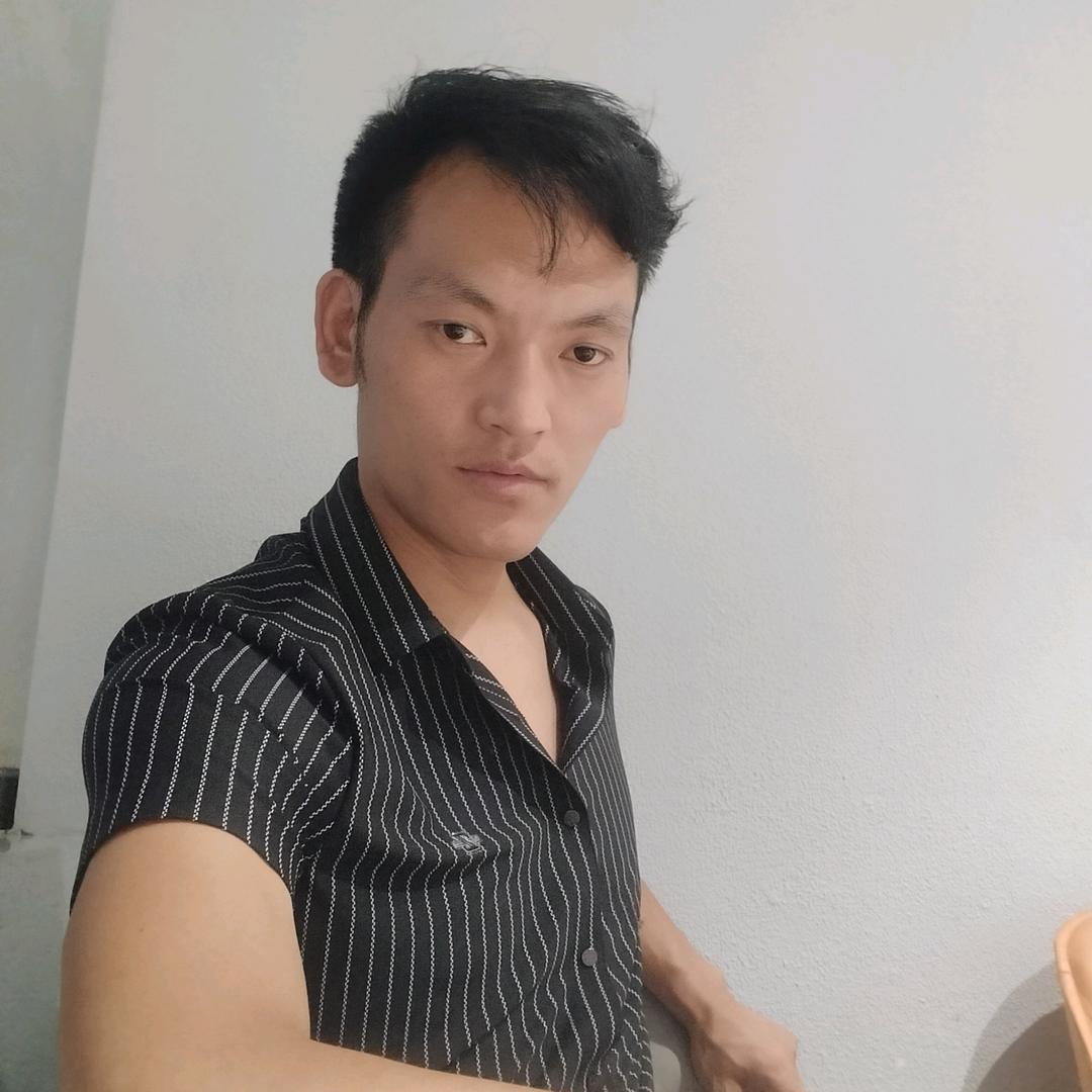 面带微笑