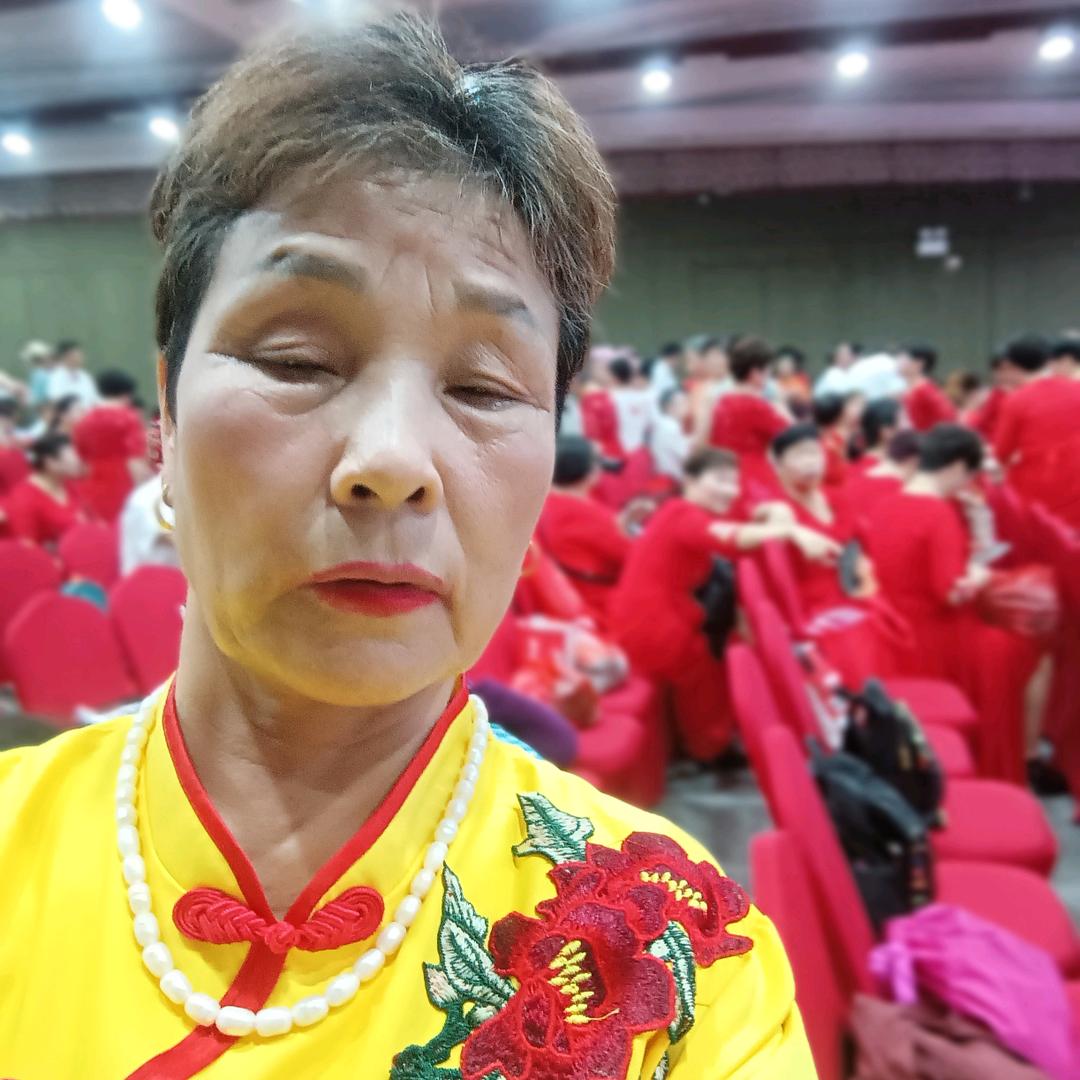 我是曾秋莲`叫莲姐就可以!