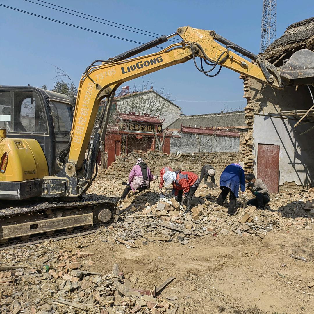 程广欣 🇨🇳出租大中小挖机 专业扒房