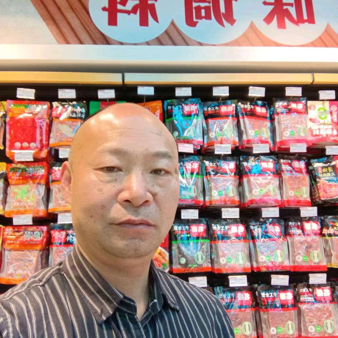双碑520生活超市副业在生产发酵梅子酒！