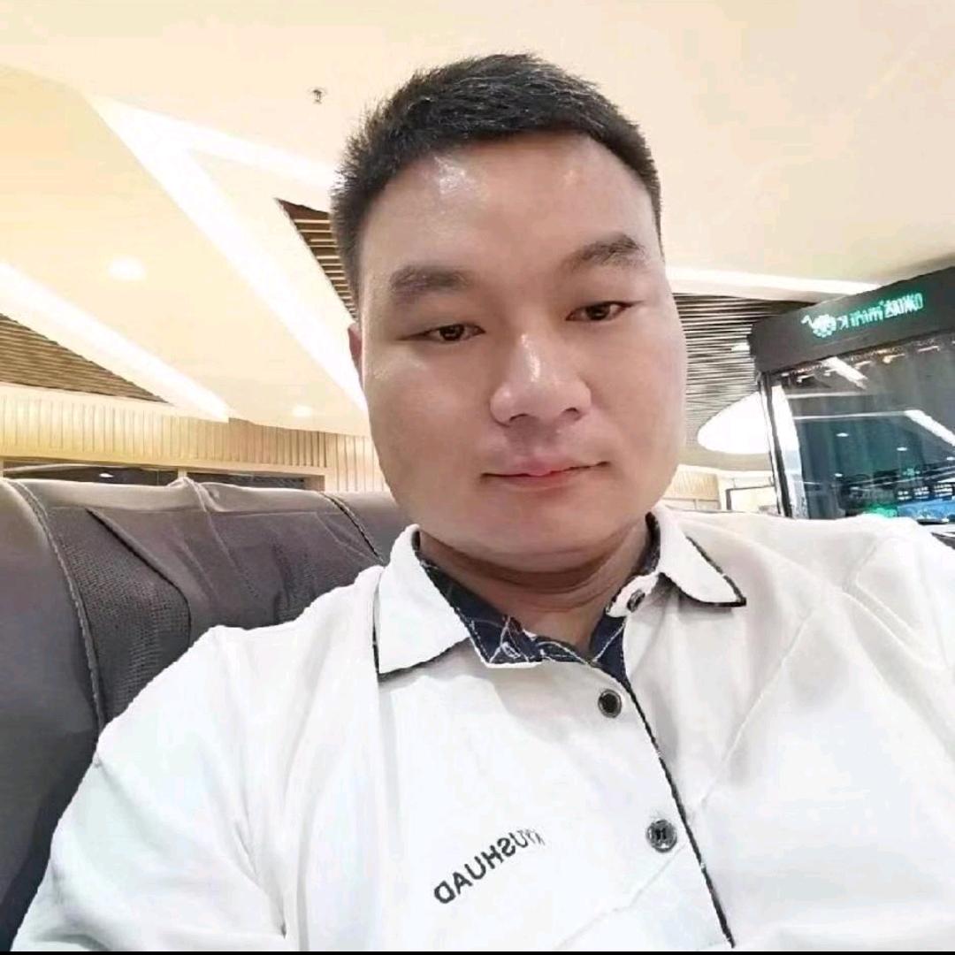 我姓岳，却不能越过人海拥抱你，