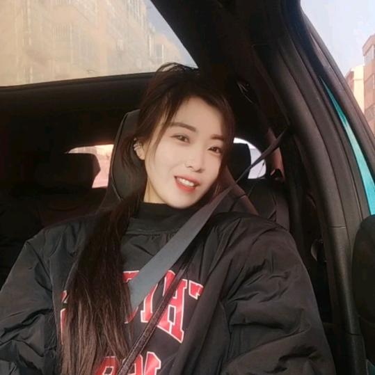 我爱美食，爱穿搭