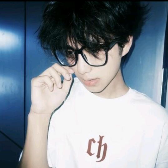 不会抽烟忧郁时只能叼根棒棒糖