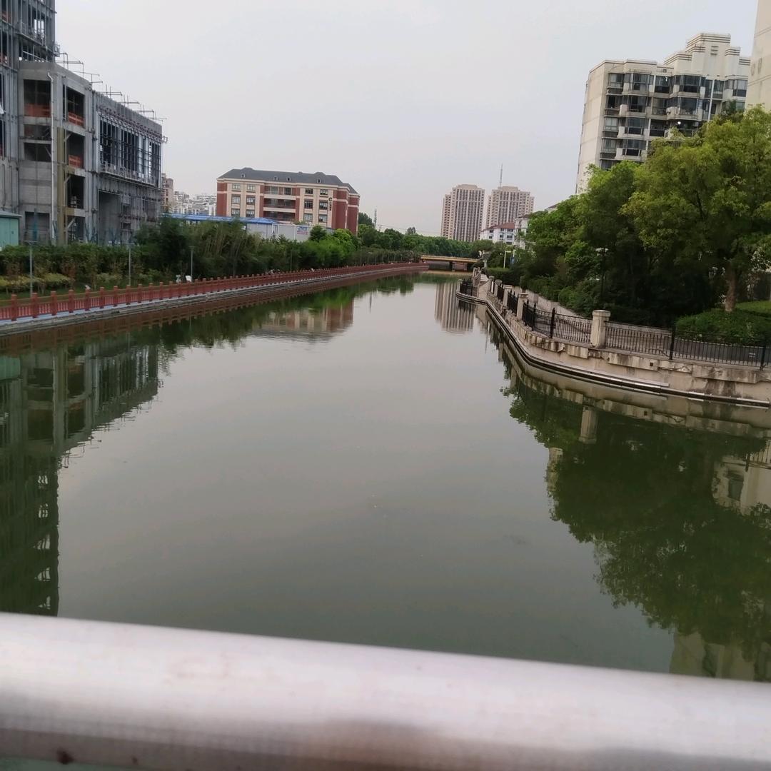 青山绿水依旧在。
