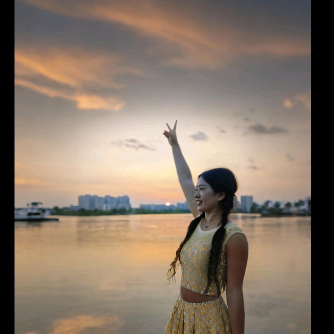 帮爸爸卖米花糖的小姐姐