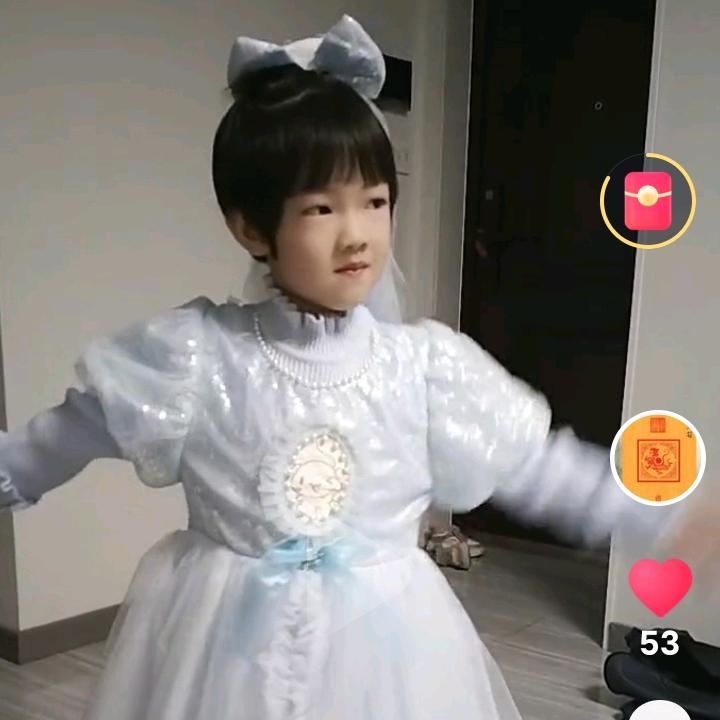 两个宝贝是奶奶姥姥的开心果