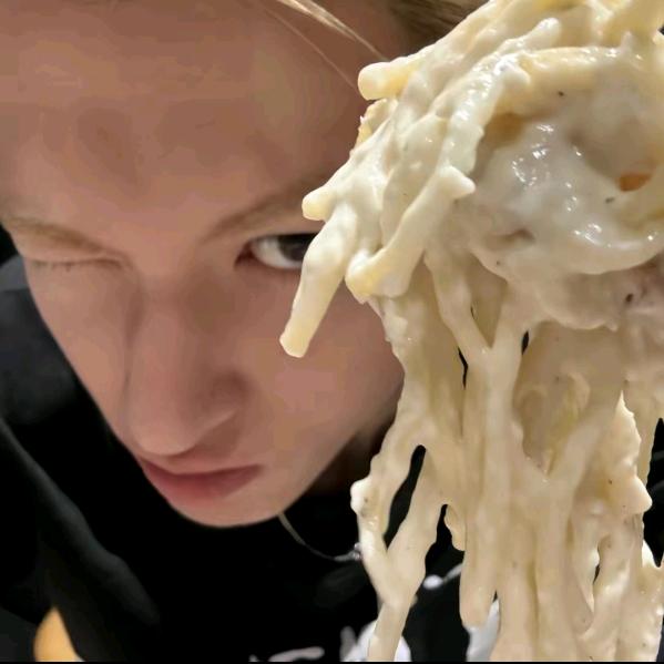 她的笑真的好甜