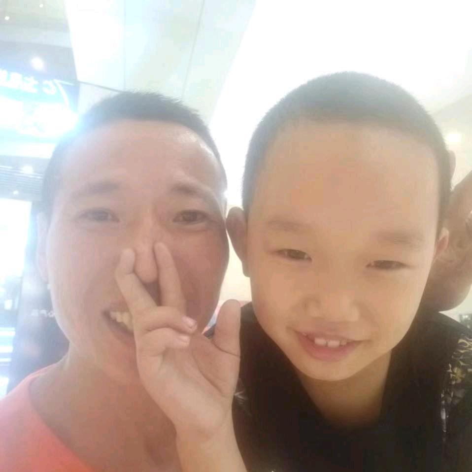 单亲爸爸带儿子生活，