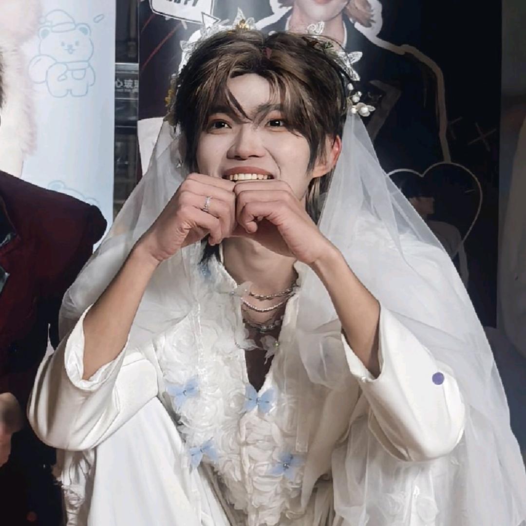 抬头看见爱播在跟兄弟kiss