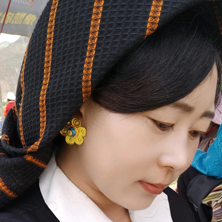 炒青稞的美女