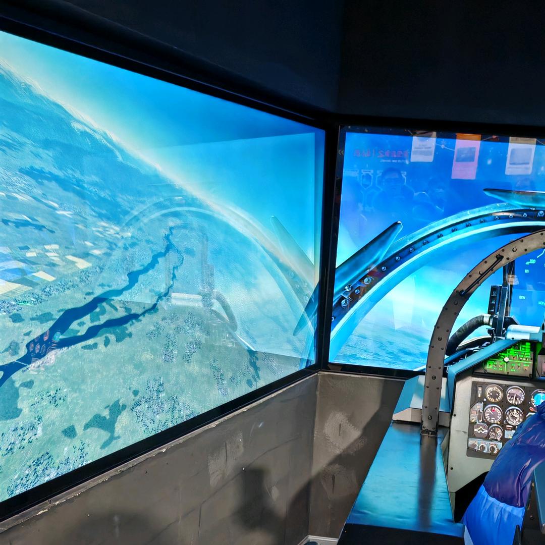 大佛脚下的小娟娟