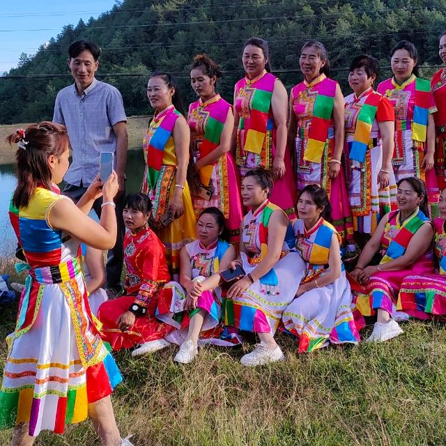 龙新打歌队队长（匡萍）