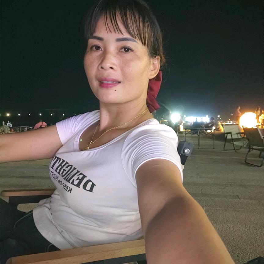 农村黑黑瘦瘦的老太婆