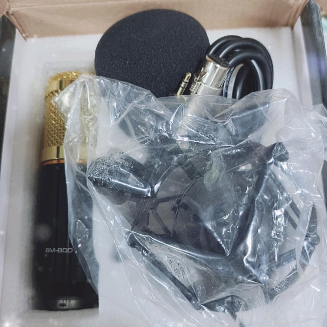 认真卖货的小姑娘