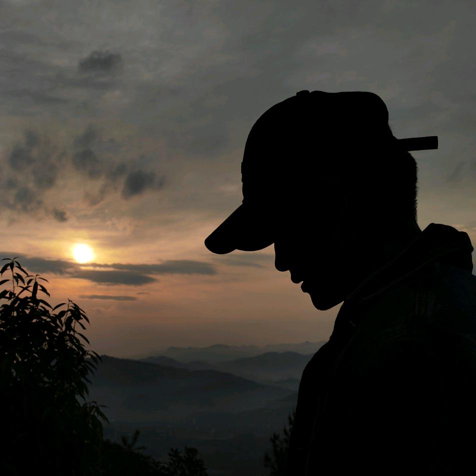 赶马的敲锣男孩