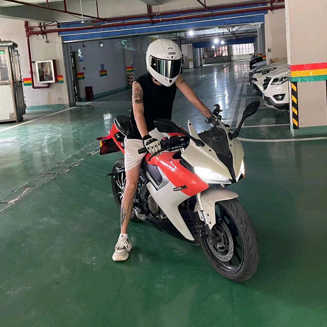 抵腰杆的（经德熬）