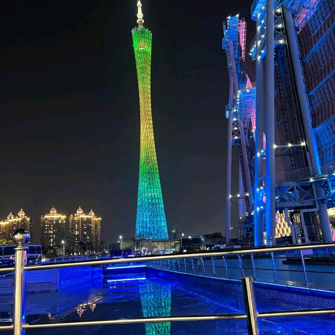 一个人逛城市。