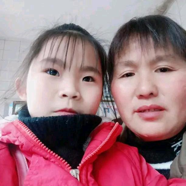 罗奶奶与孙女【乡村生活】