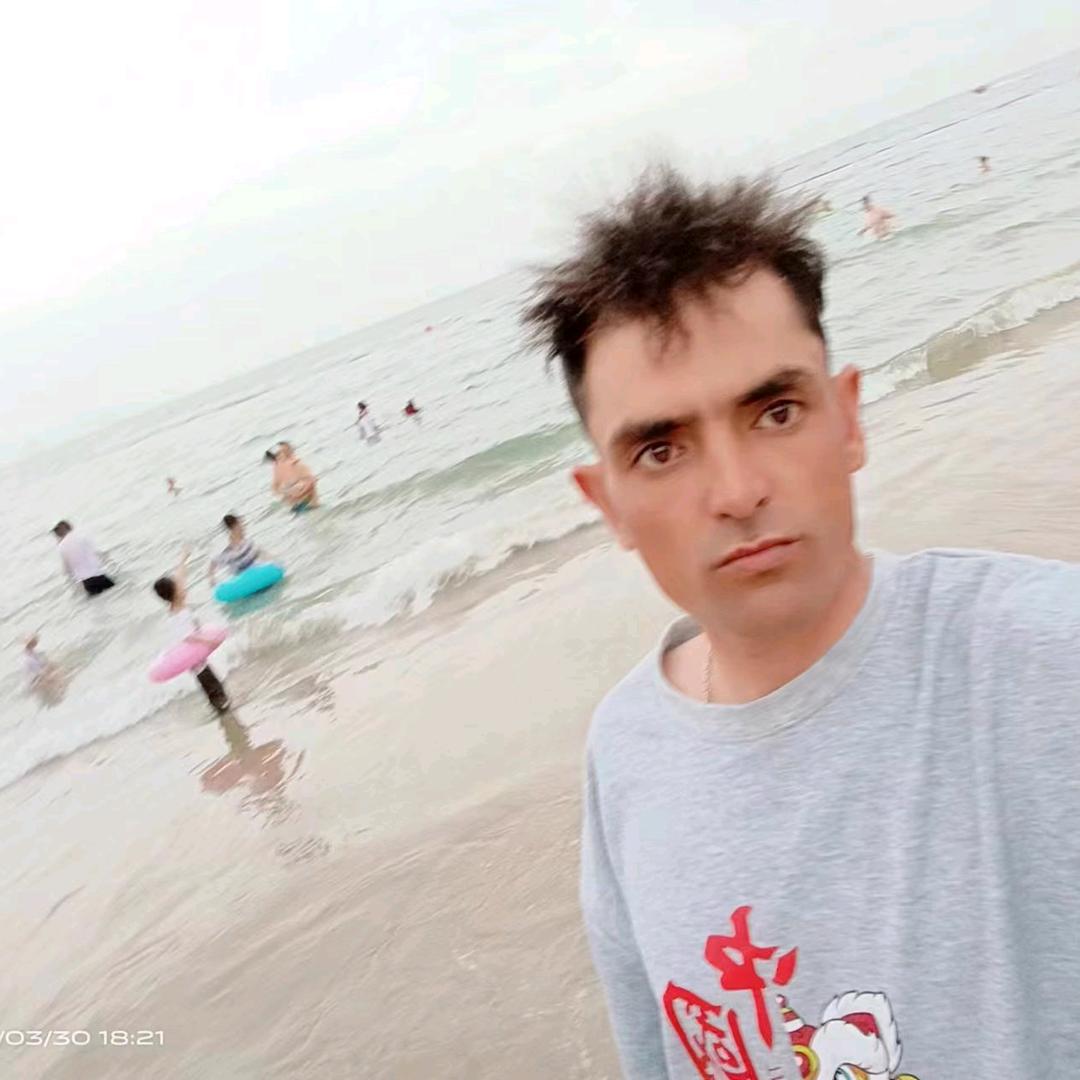 开朗男孩。
