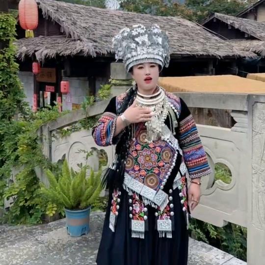 小梅爱山歌