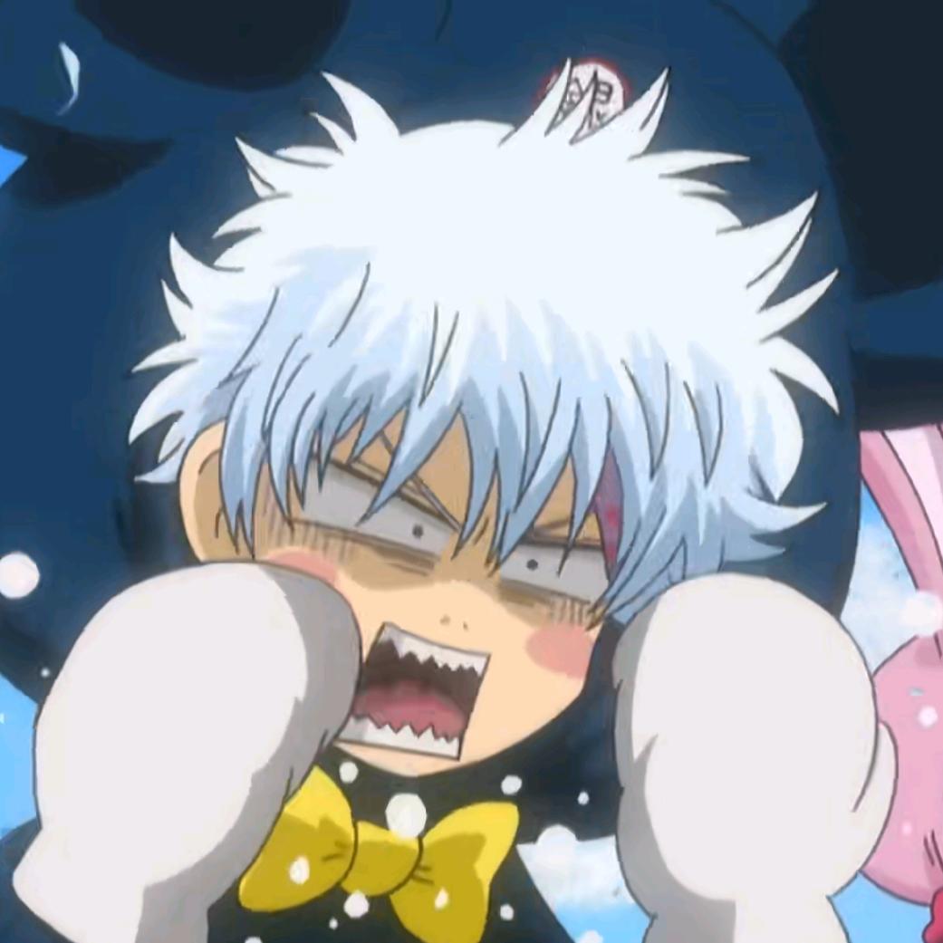 丁字路口横排下水道旁边的井盖