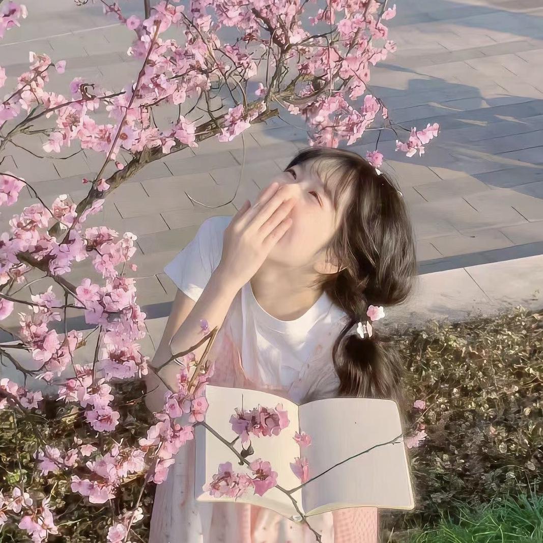 ❥ ᥫᩣᩚ 一口草莓小泡芙吖