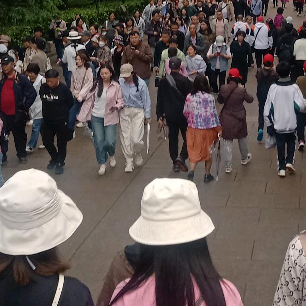 趟在床上看老婆