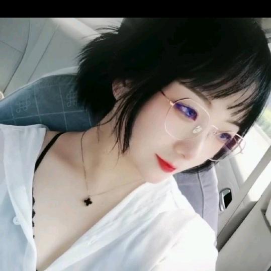 一个魅力状态活着的女人、